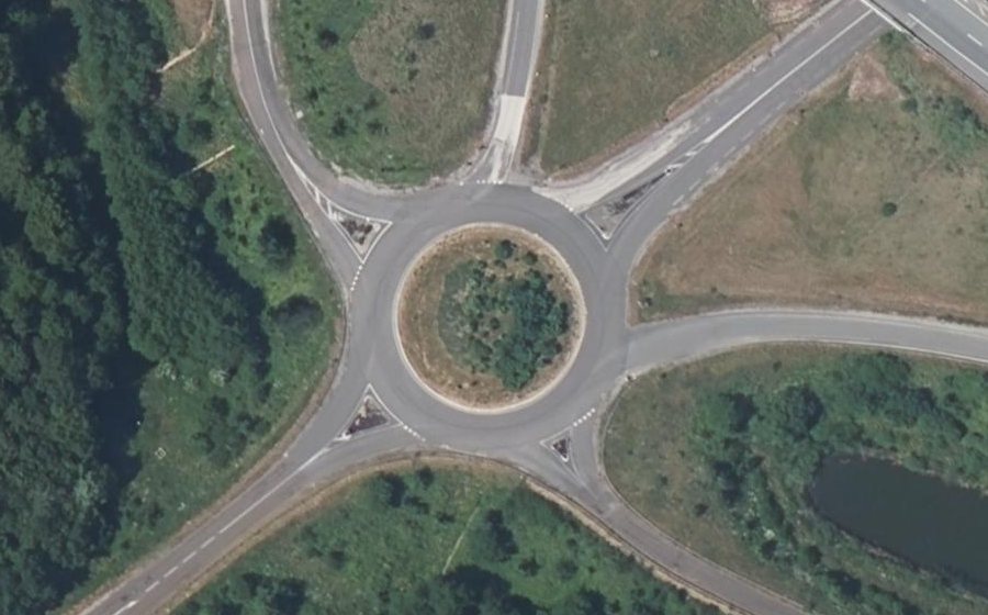 Vue aérienne du Rond-point anonyme n°83235915