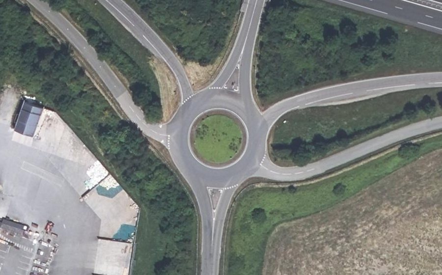 Vue aérienne du Rond-point anonyme n°83242052