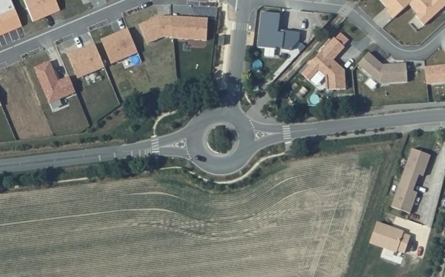 Vue aérienne du Rond-point anonyme n°832632980