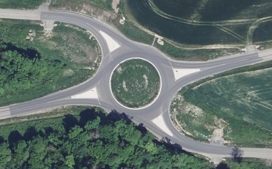Vue aérienne du Rond-point anonyme n°832669261
