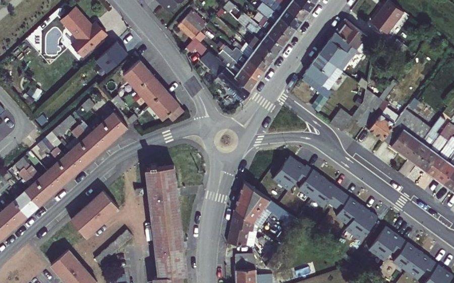 Vue aérienne du Rond-point anonyme n°83277391