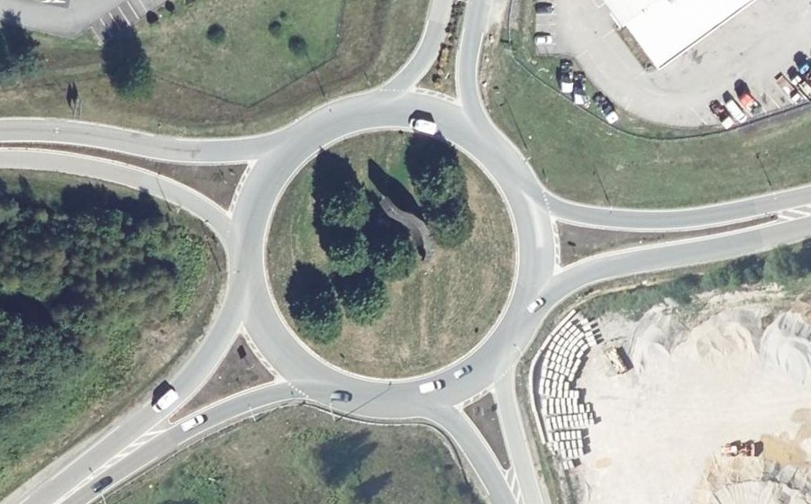 Vue aérienne du Rond-point anonyme n°83286771