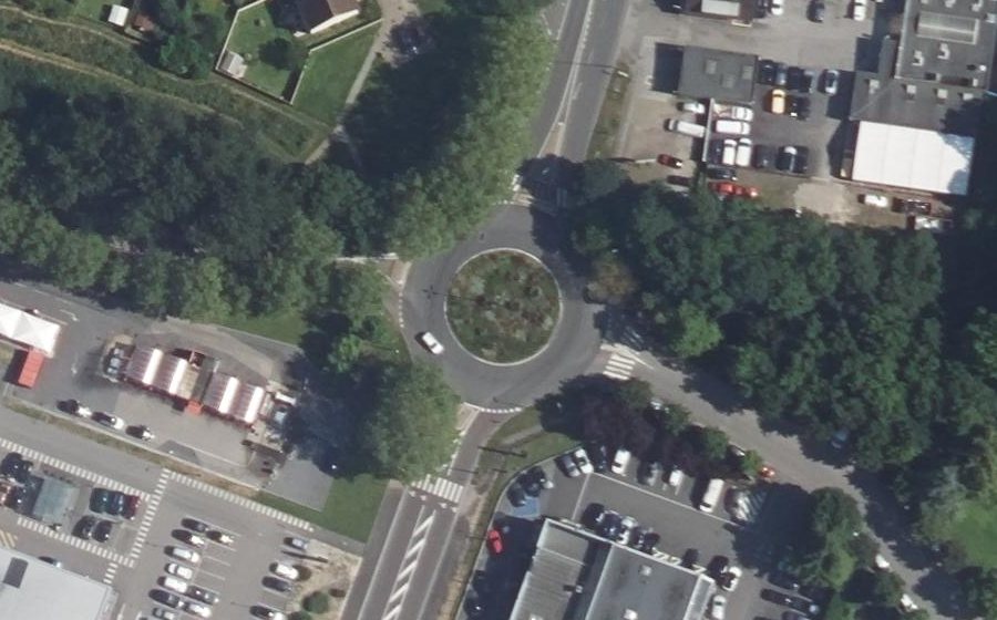 Vue aérienne du Rond-point anonyme n°832905019