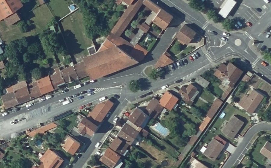 Vue aérienne du Rond-point anonyme n°833341695