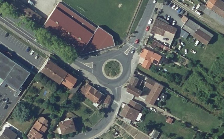 Vue aérienne du Rond-point anonyme n°833341701