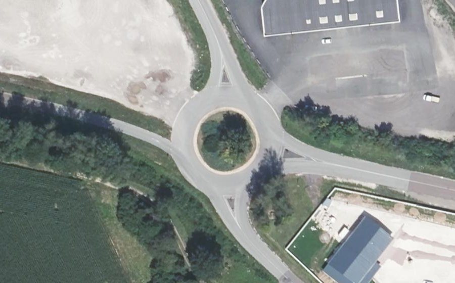 Vue aérienne du Rond-point anonyme n°83334700