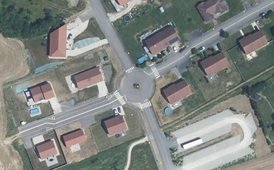 Vue aérienne du Rond-point anonyme n°833350799