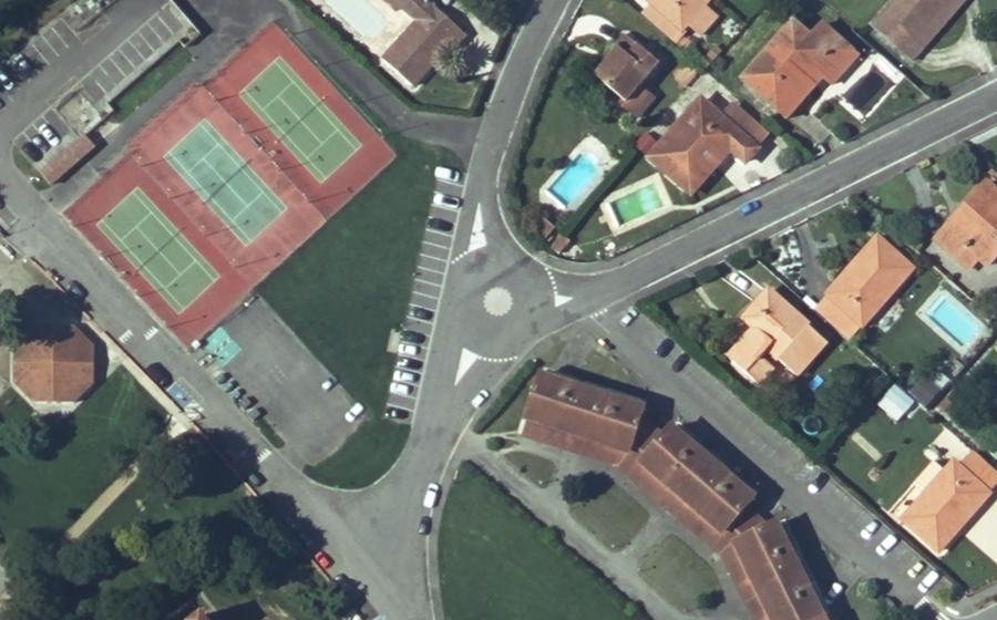Vue aérienne du Rond-point anonyme n°833626108