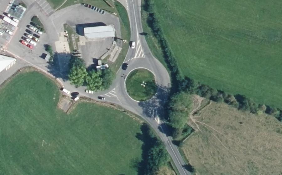 Vue aérienne du Rond-point anonyme n°83377052