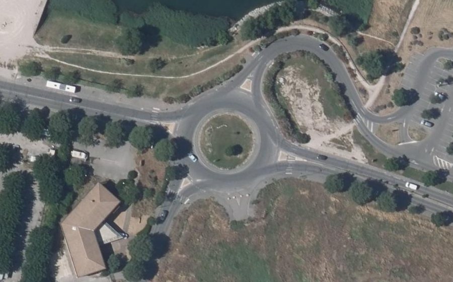 Vue aérienne du Rond-point anonyme n°83382088