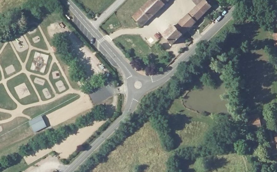 Vue aérienne du Rond-point anonyme n°83391512