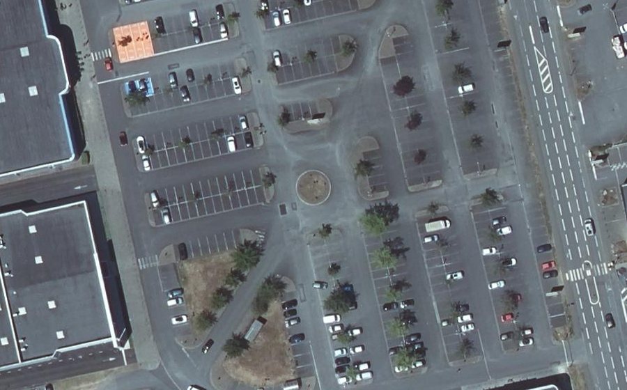 Vue aérienne du Rond-point anonyme n°83404178