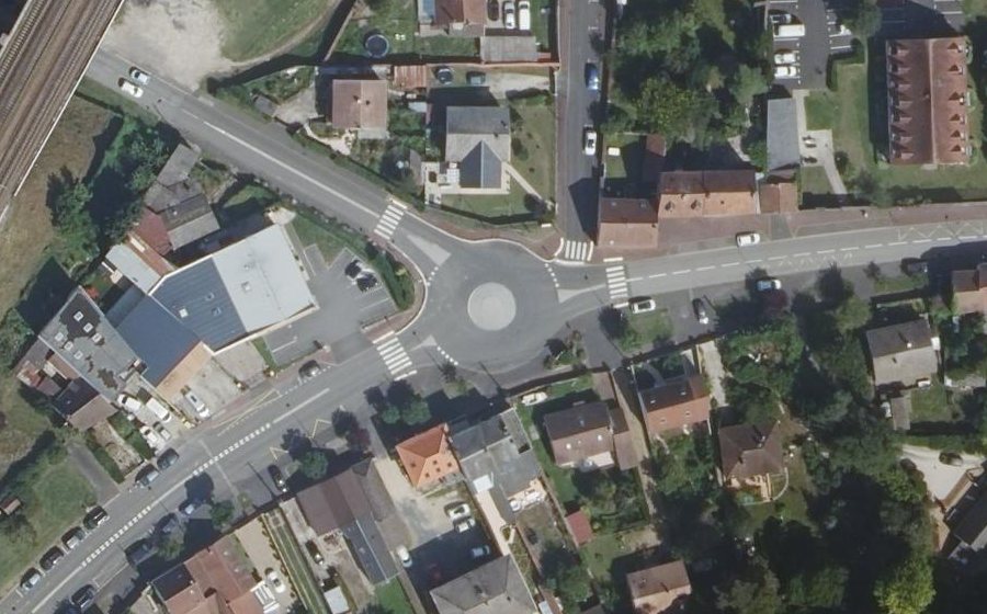 Vue aérienne du Rond-point anonyme n°83461753
