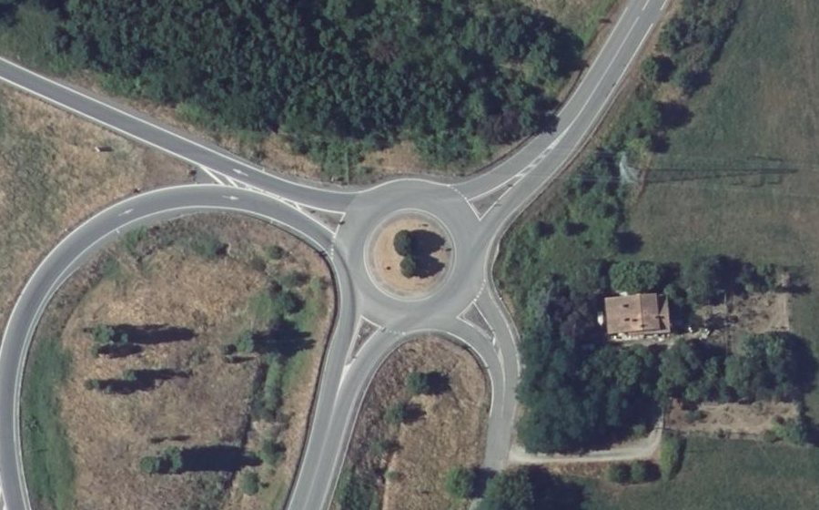 Vue aérienne du Rond-point anonyme n°83475534