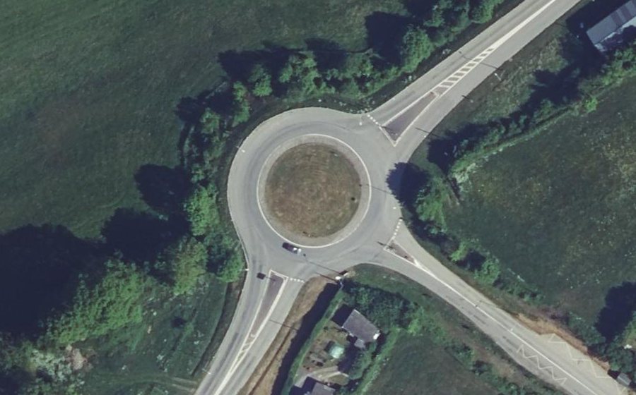 Vue aérienne du Rond-point anonyme n°83510875