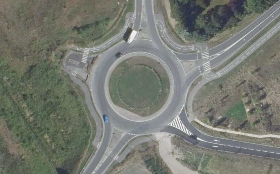 Vue aérienne du Rond-point anonyme n°83516570