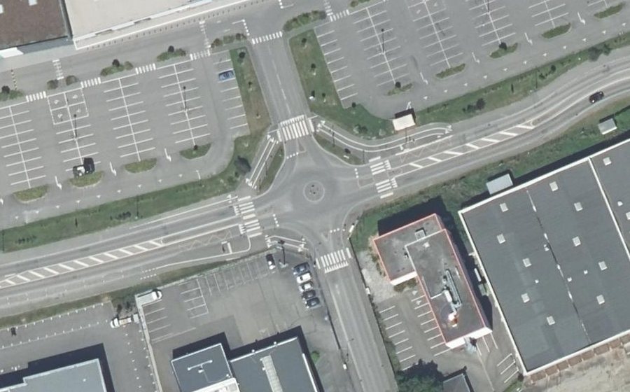 Vue aérienne du Rond-point anonyme n°835515452