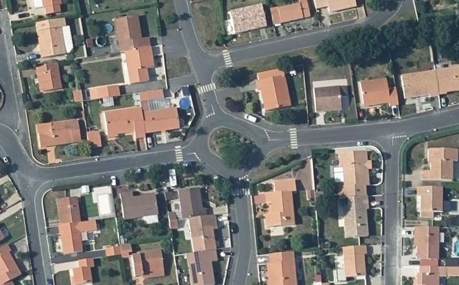 Vue aérienne du Rond-point anonyme n°83554030