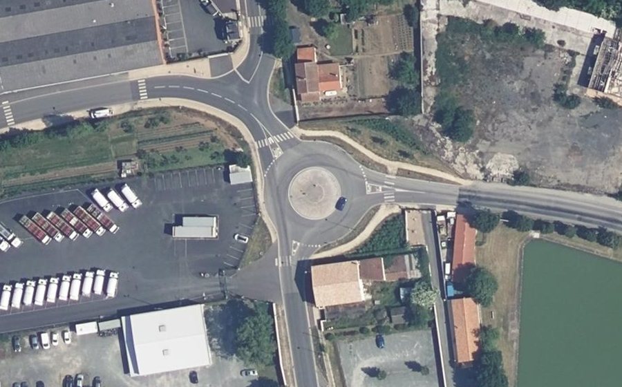 Vue aérienne du Rond-point anonyme n°835877791