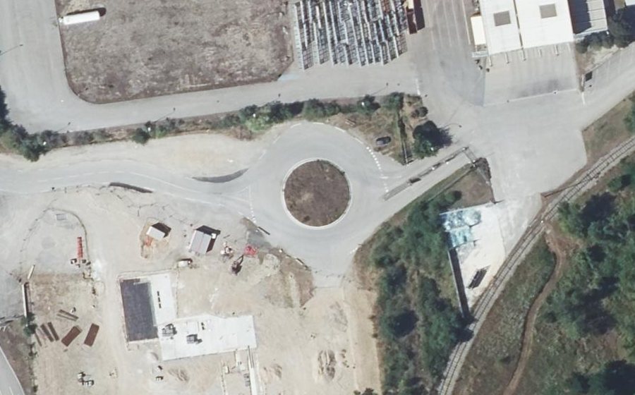 Vue aérienne du Rond-point anonyme n°83590269