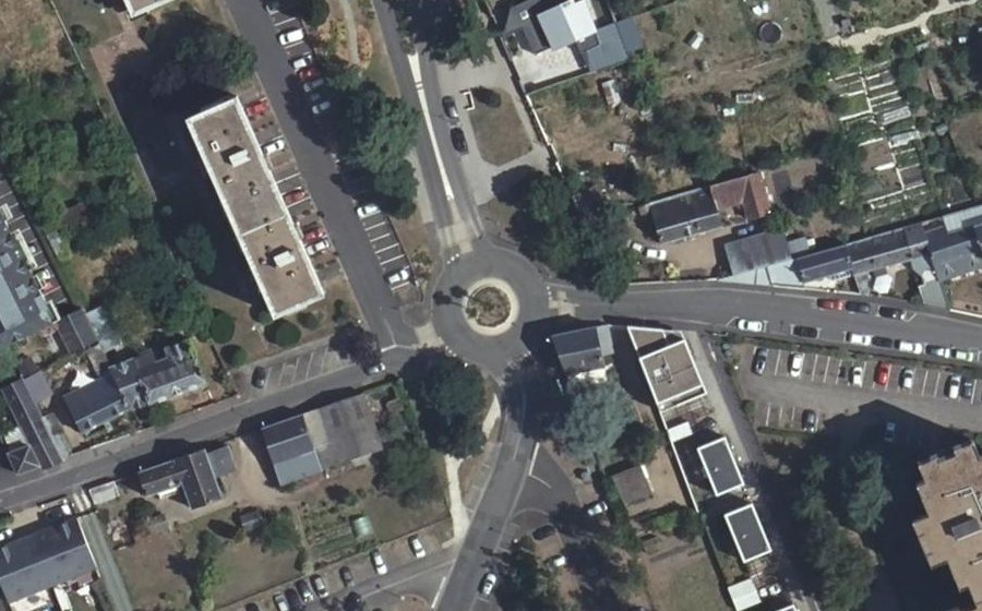 Vue aérienne du Rond-point anonyme n°83601532