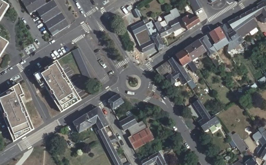 Vue aérienne du Rond-point anonyme n°83603592