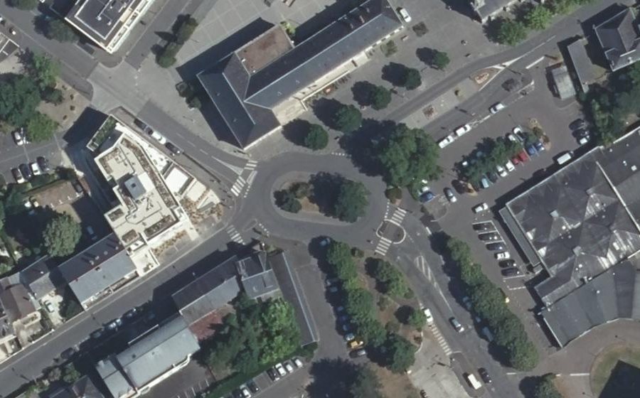 Vue aérienne du Rond-point anonyme n°83604160