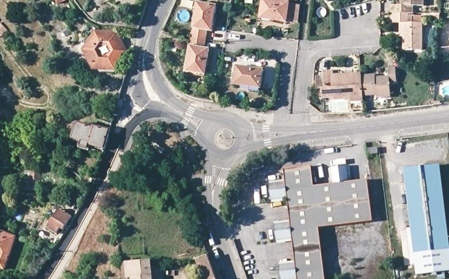 Vue aérienne du Rond-point anonyme n°836066278