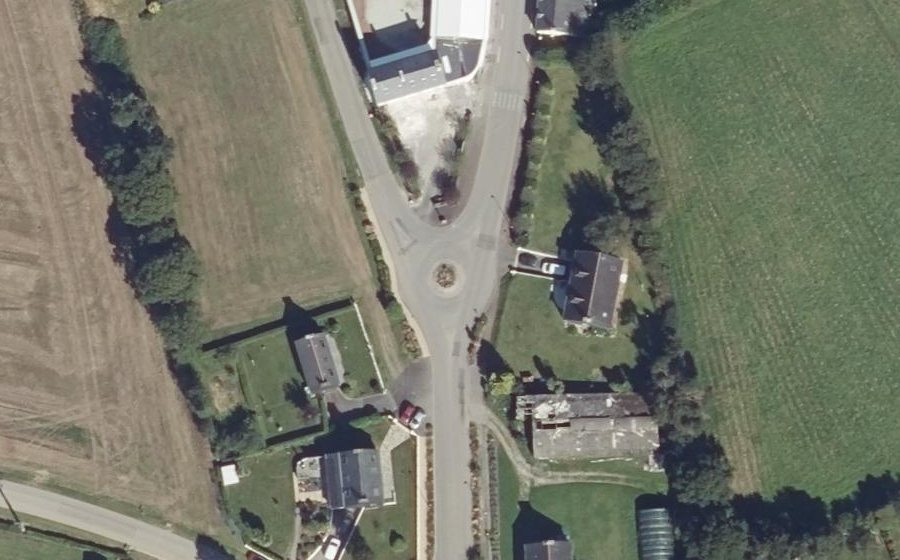 Vue aérienne du Rond-point anonyme n°83633385