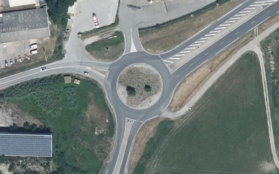 Vue aérienne du Rond-point anonyme n°83642127