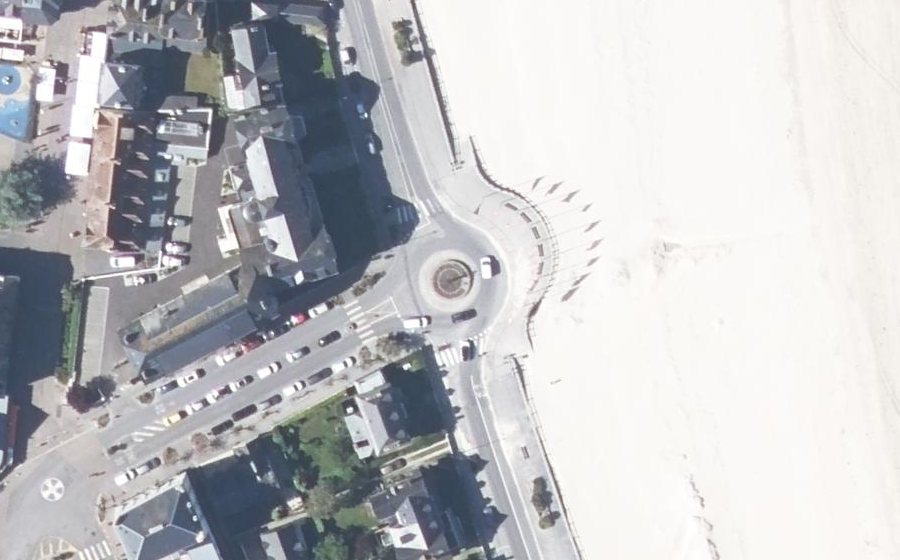 Vue aérienne du Rond-point anonyme n°83662946