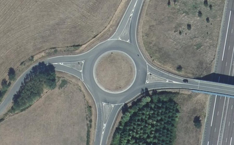 Vue aérienne du Rond-point anonyme n°83694202
