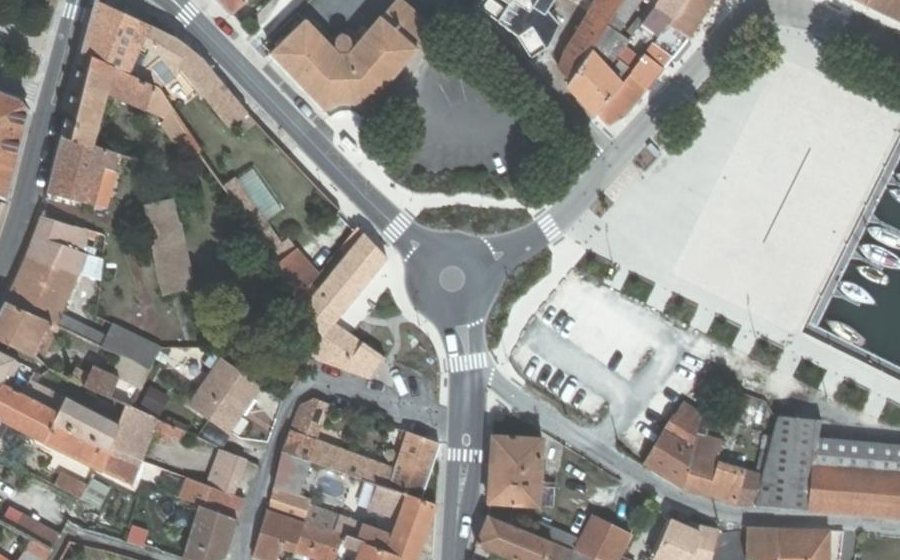 Vue aérienne du Rond-point anonyme n°83696733