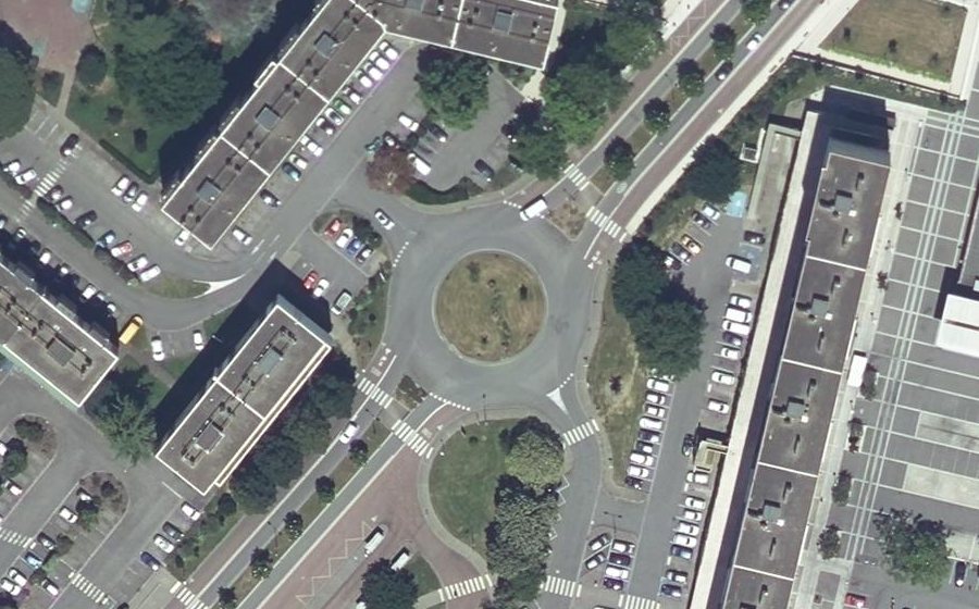 Vue aérienne du Rond-point anonyme n°837264210