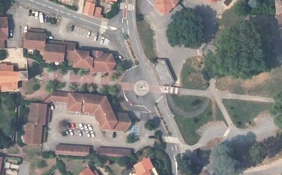 Vue aérienne du Rond-point anonyme n°83806619