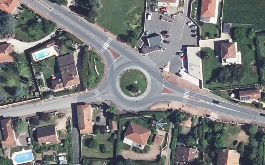 Vue aérienne du Rond-point anonyme n°83813099