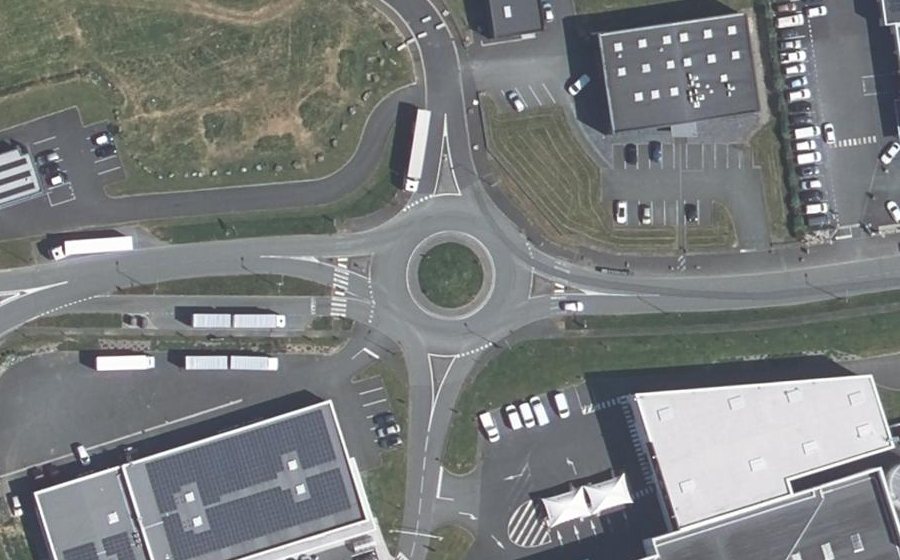 Vue aérienne du Rond-point anonyme n°83830444