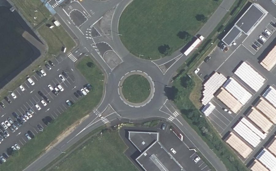 Vue aérienne du Rond-point anonyme n°83830457