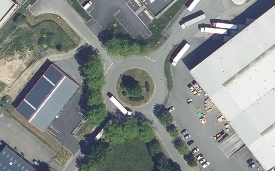 Vue aérienne du Rond-point anonyme n°83853375