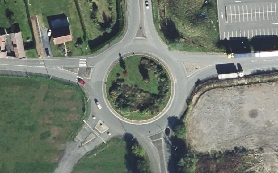 Vue aérienne du Rond-point anonyme n°83857254