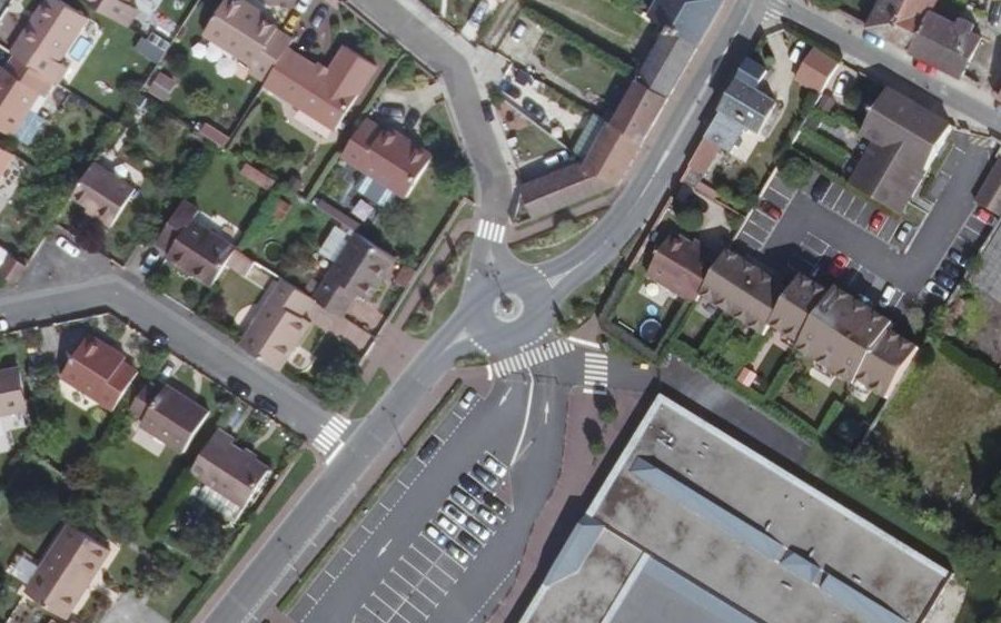 Vue aérienne du Rond-point anonyme n°83858528