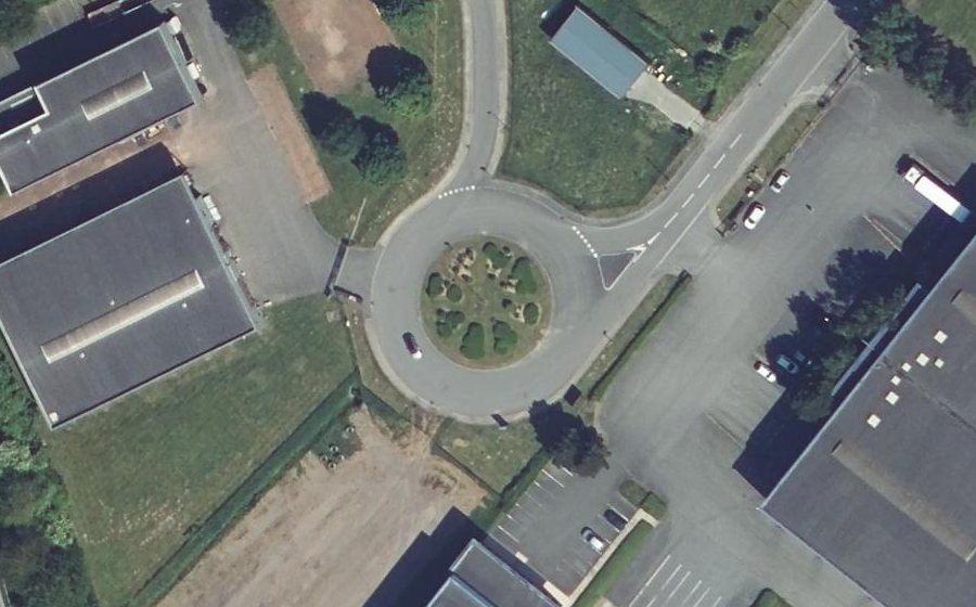 Vue aérienne du Rond-point anonyme n°83863555