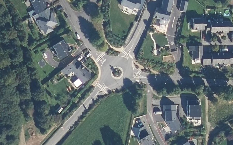 Vue aérienne du Rond-point anonyme n°838640924