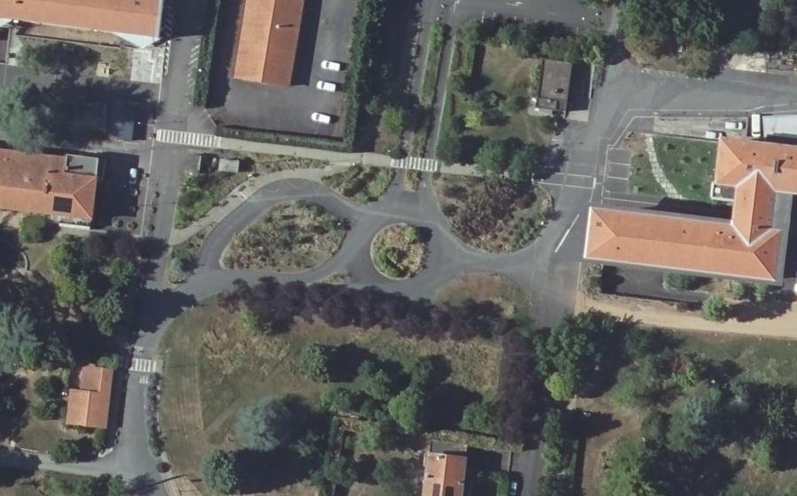 Vue aérienne du Rond-point anonyme n°83887684