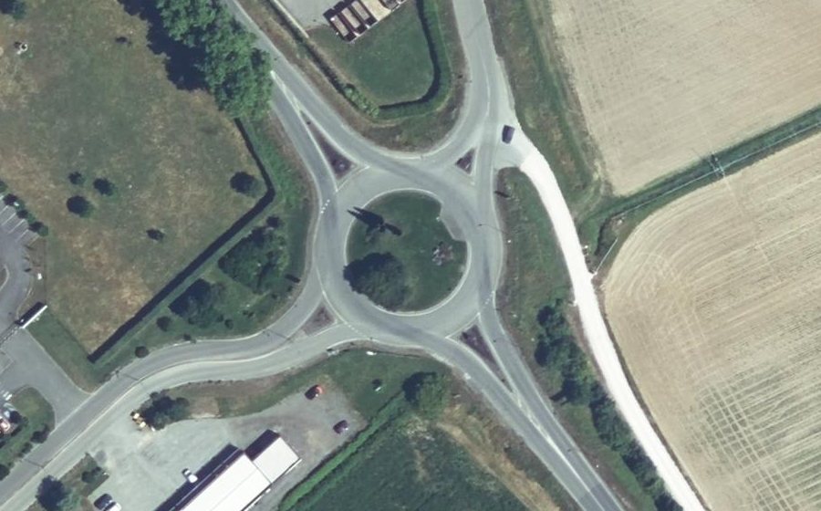 Vue aérienne du Rond-point anonyme n°83894534