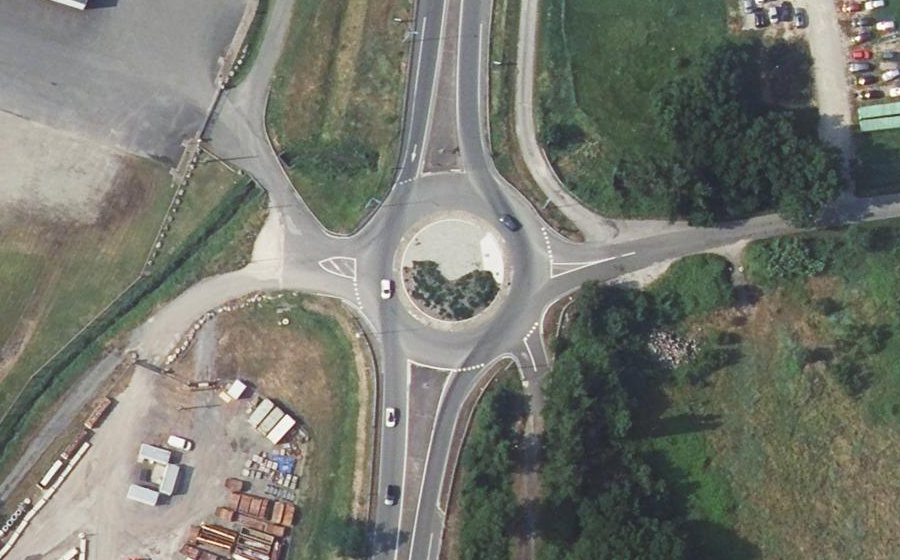 Vue aérienne du Rond-point anonyme n°83895138