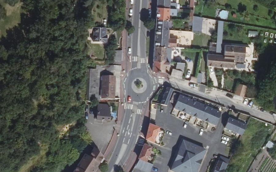 Vue aérienne du Rond-point anonyme n°83896822