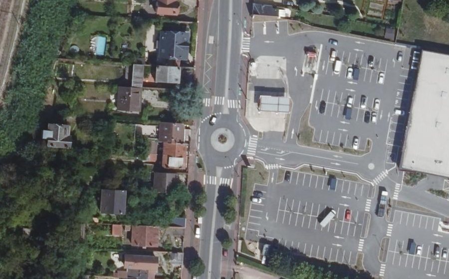 Vue aérienne du Rond-point anonyme n°83897012