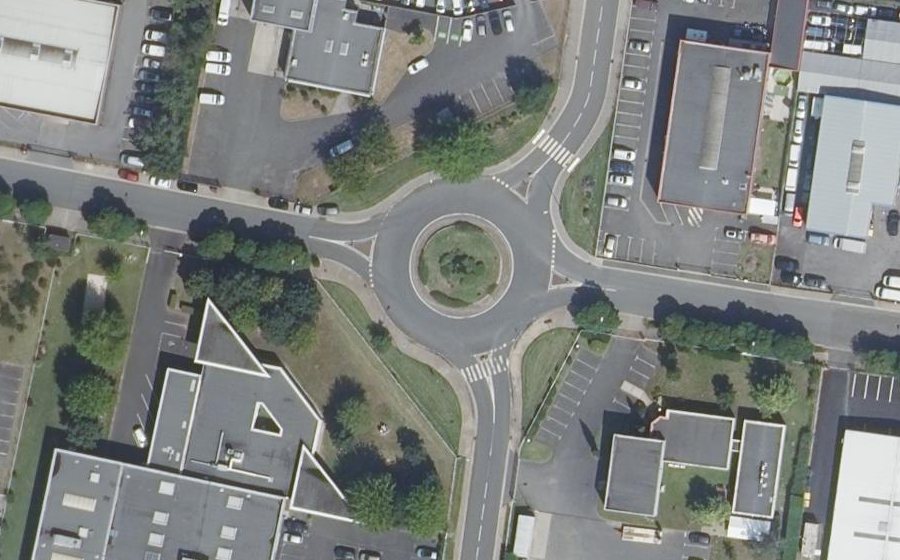 Vue aérienne du Rond-point anonyme n°83898616