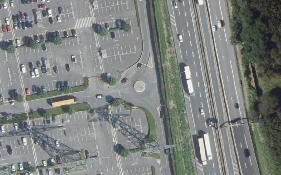 Vue aérienne du Rond-point anonyme n°83903137